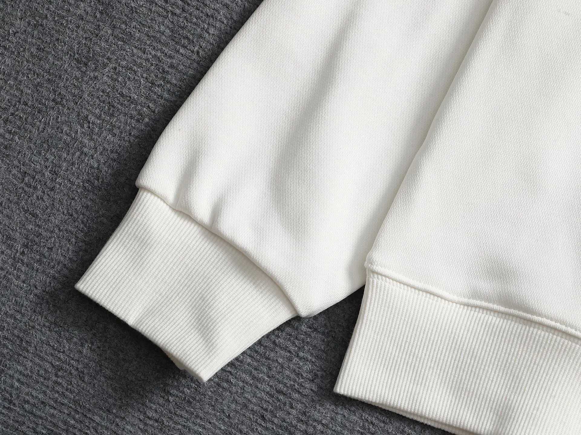 Ami Classic love embroidery craft Logo logo is exquisitely upgraded, inspired by the original Retro fabric of the 1980s. Official Same Style crew neck sweatshirt. Customized 420g vat-dyed fabric. Very comfortable to touch. Synchronized with spring and summer brick cabinets. Fashionable and personalized. Super Versatile and good-looking. Very suitable for both men and women. A must-have for everyone. Hang tag. Collar label. Washed wheat. Complete with three labels. Color: White Black Blue. Size: S M L XL.